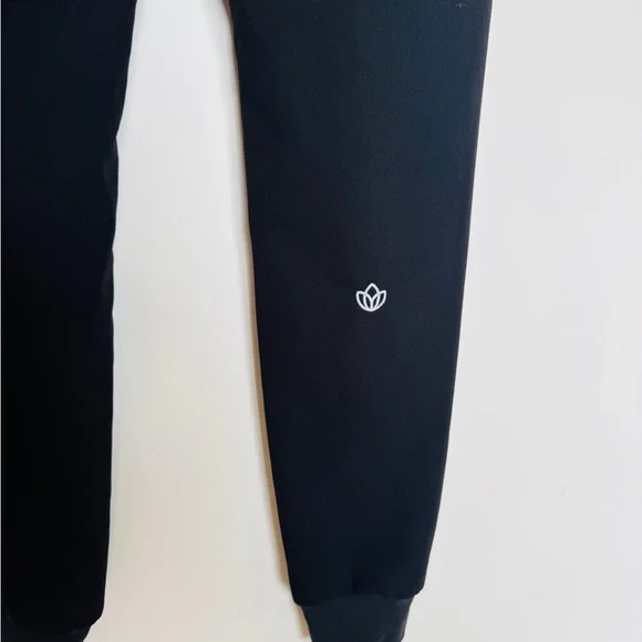 Figs Womens High Waisted Zamora Jogger in Black with Lotus - Picture 3 of 4